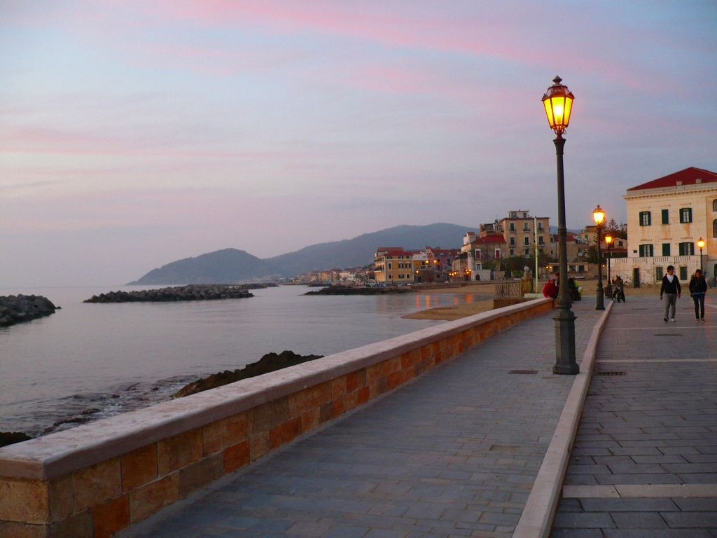 Paura a Santa Maria di Castellabate: cede una ringhiera sul lungomare, due feriti