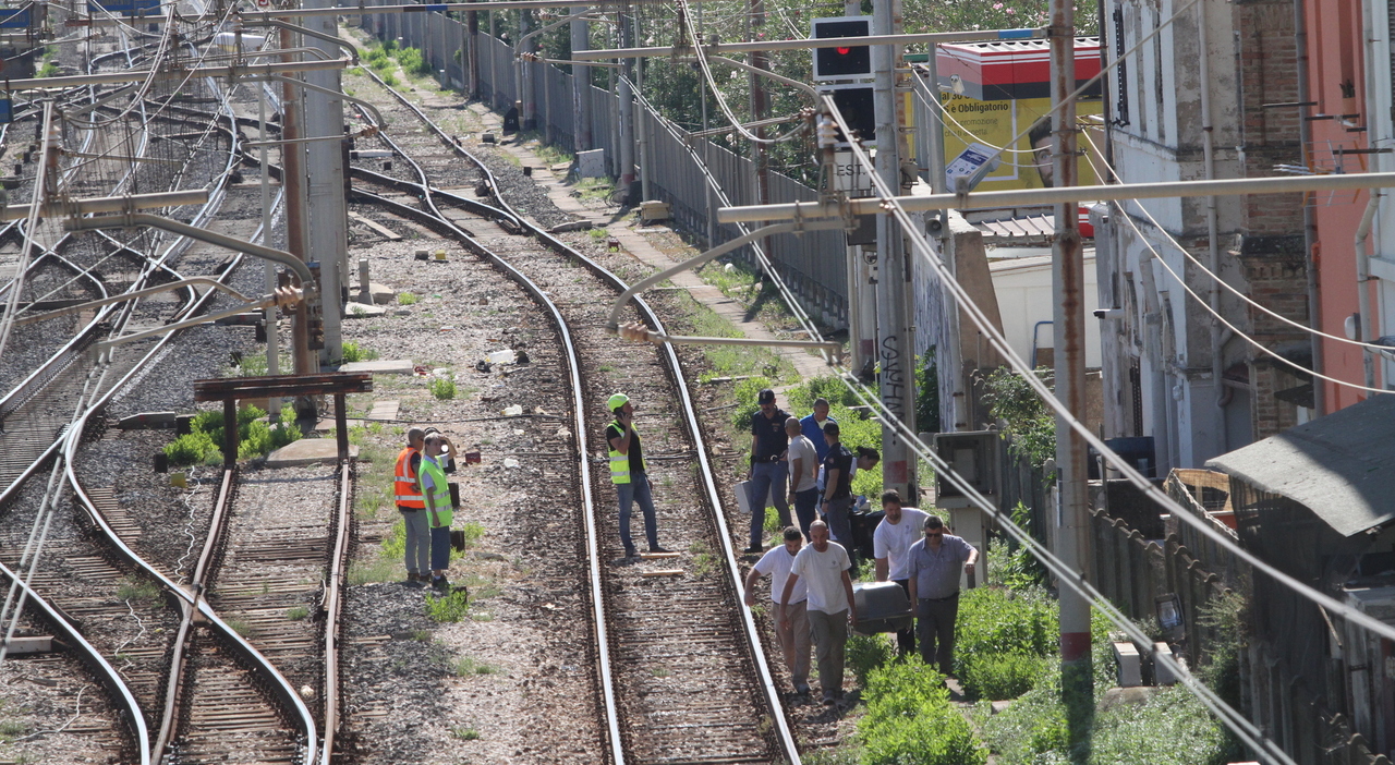 Donna deceduta sui binari: sospesa la linea Salerno-Sapri. Disagi e indagini in corso