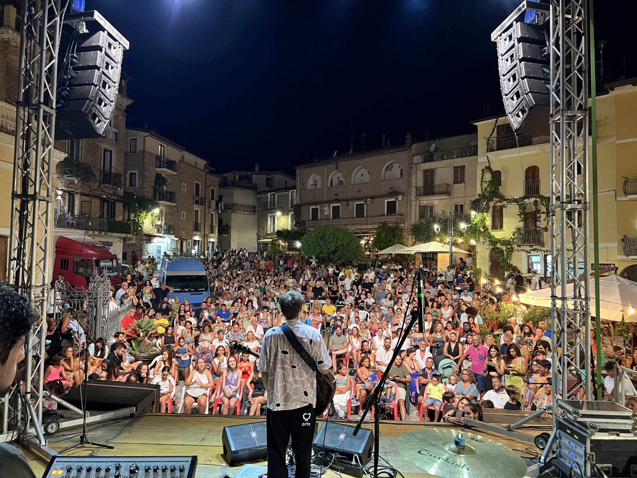 Marina di Camerota: successo in piazza San Domenico per il concerto di Gabriele Esposito