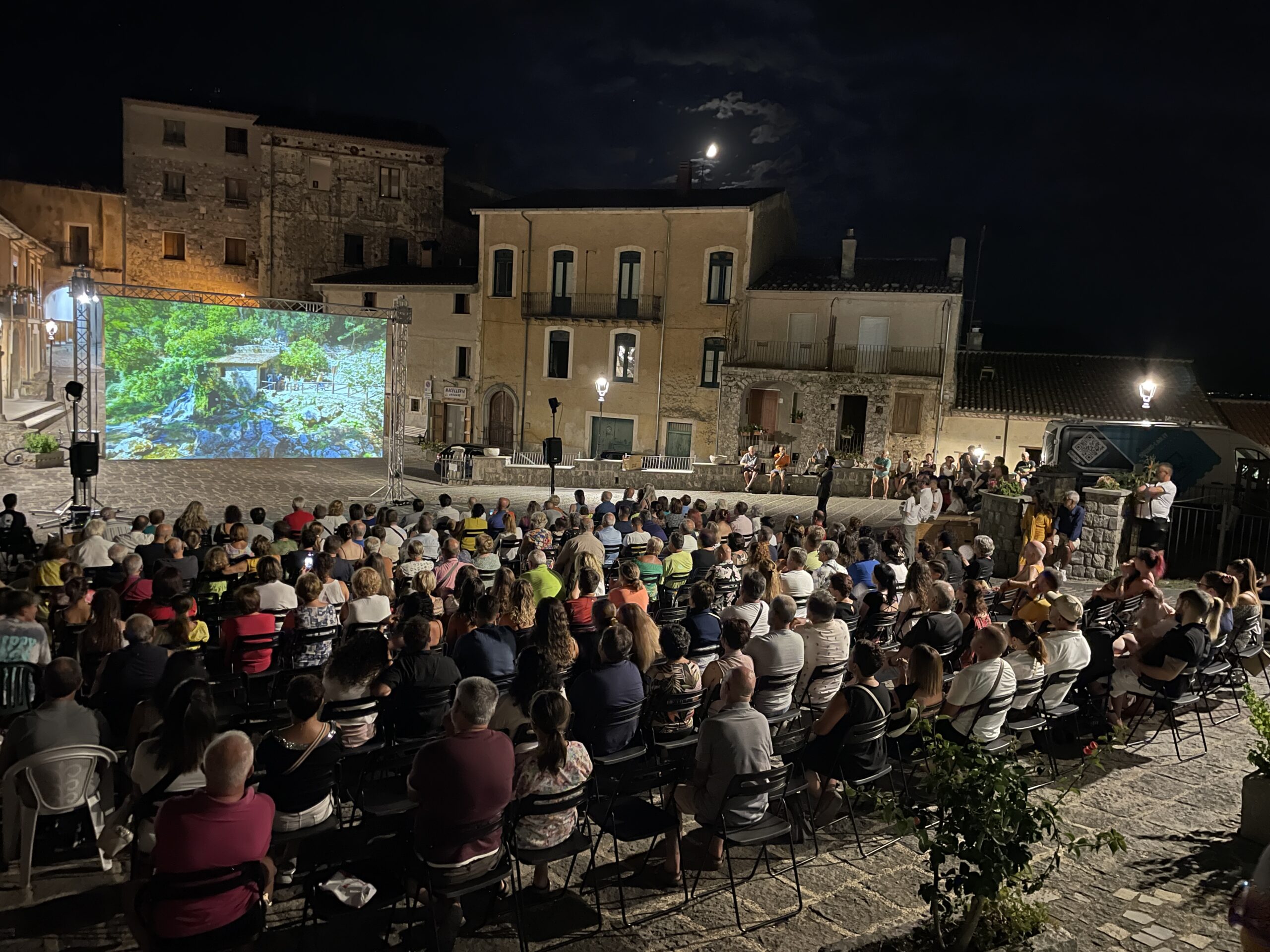 Pienone al cinema in piazza a Morigerati con il cast del film “In fila per due”