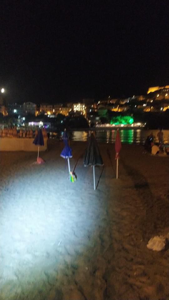 Agropoli, spiaggia ibera sgomberata da ombrelloni e sdraio abusive