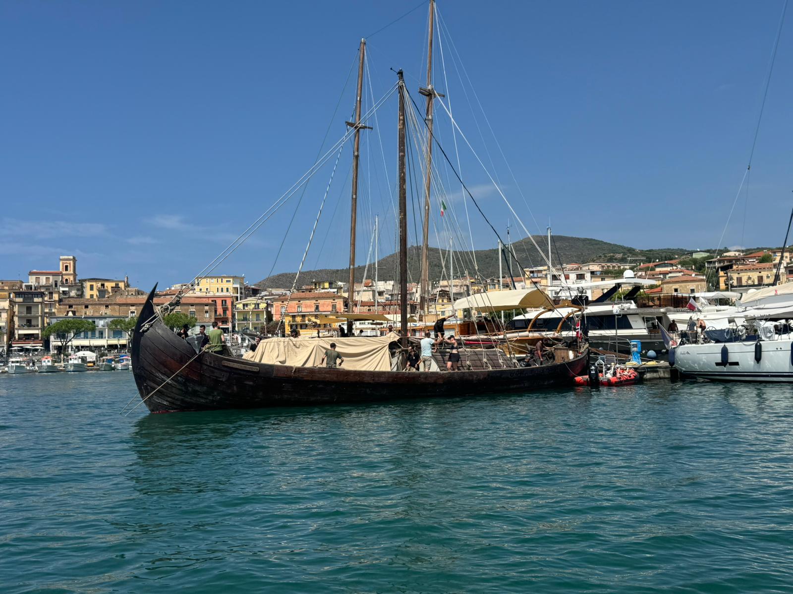 Al Porto di Marina di Camerota arriva la maestosa imbarcazione dei vichinghi