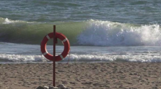 Rischia di annegare sotto gli occhi della figlia, tragedia sfiorata sulla spiaggia di Baia Arena