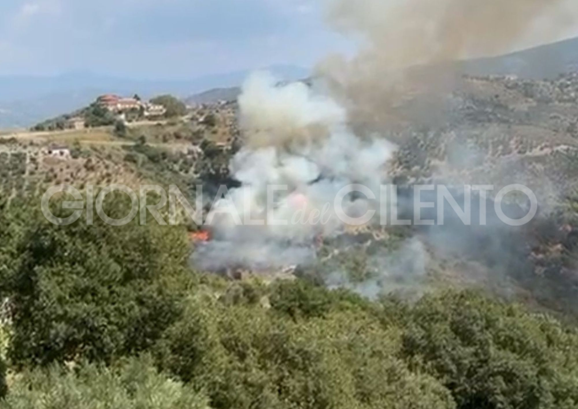 Vasto incendio tra i comuni di Perdifumo e Castellabate: zona colpita più volte