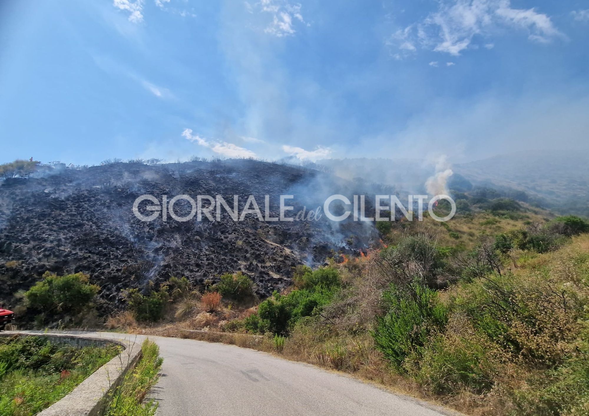 Incendio colpisce collina di Ortodonico: mezzi aerei a lavoro, area inaccessibile da terra