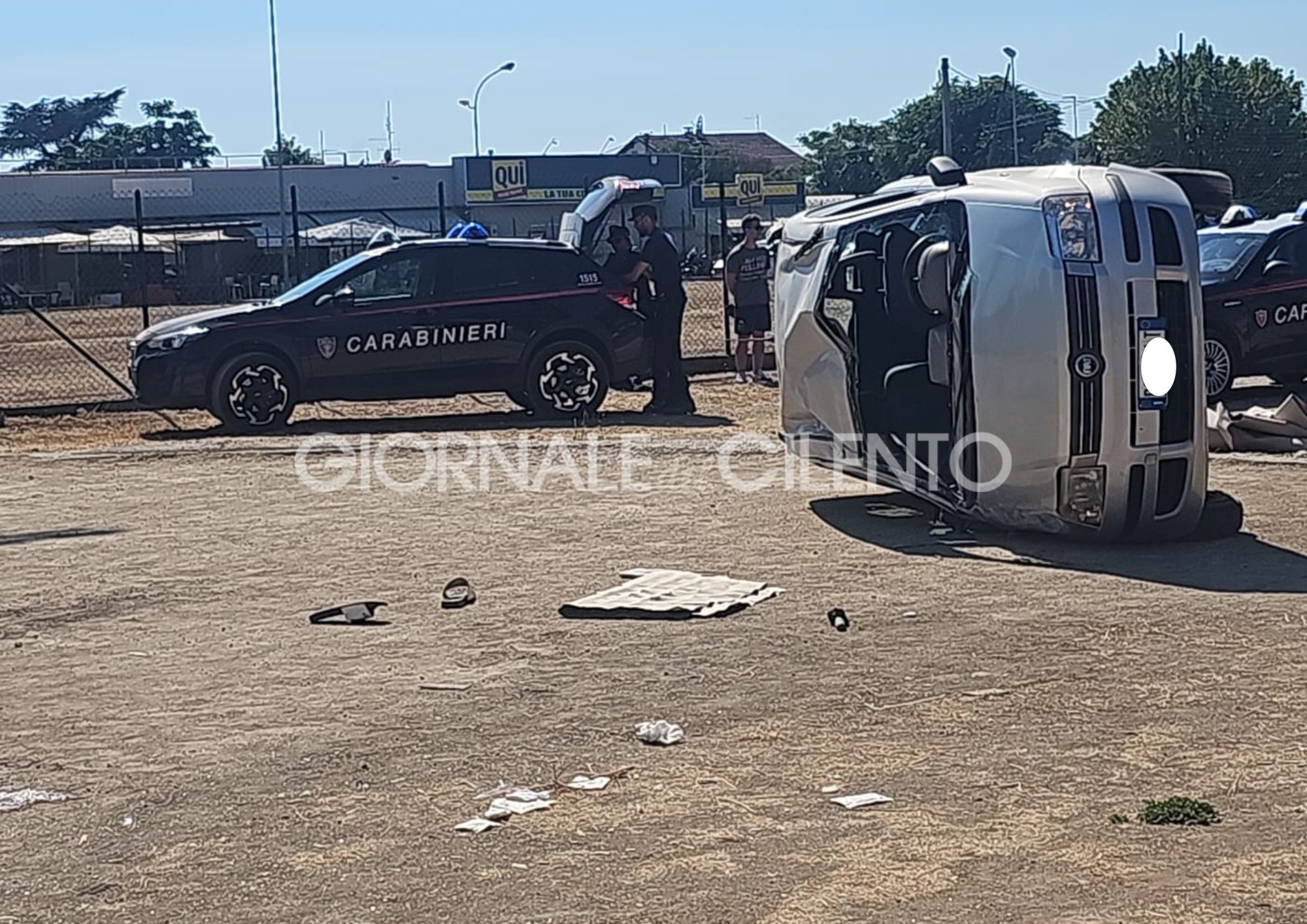 Urta il marciapiede e si ribalta con l’auto, ferito 21enne a Capaccio Paestum