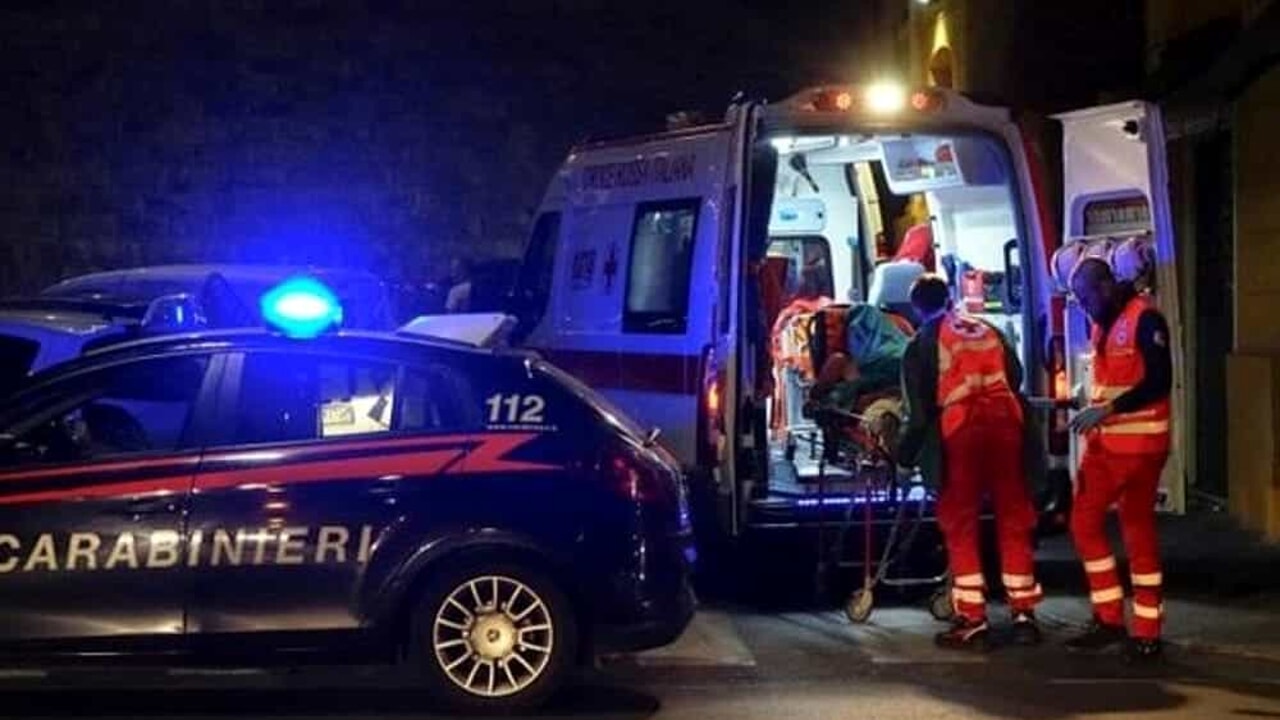 Non torna a casa, 65enne scoperta cadavere nel giardino di una villa