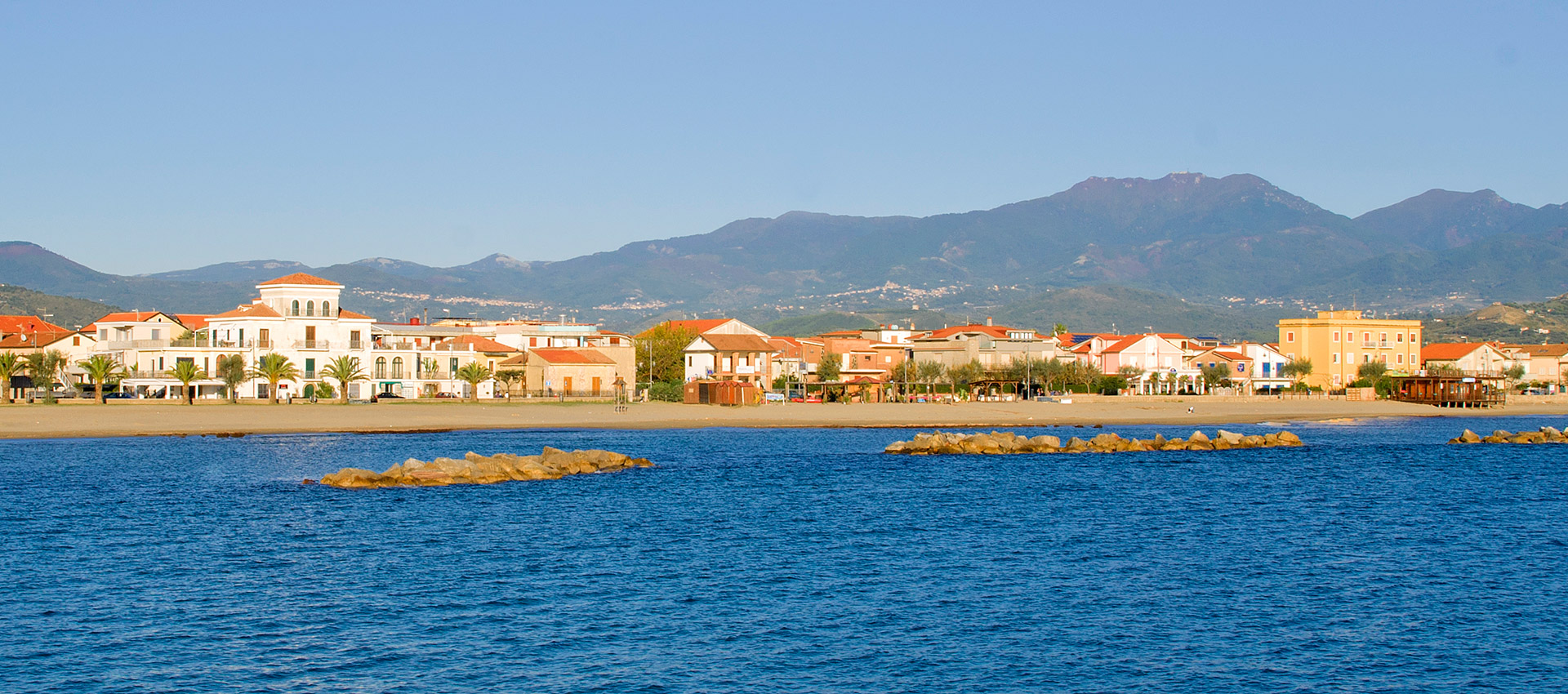 Casal Velino, rissa in spiaggia a colpi di bottiglie: due feriti. Uno in ospedale, l’altro rifiuta le cure