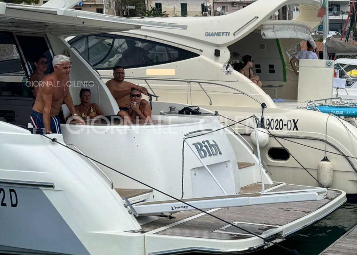 Biagio Izzo si gode il mare di Marina di Camerota: è arrivato in yacht al porto