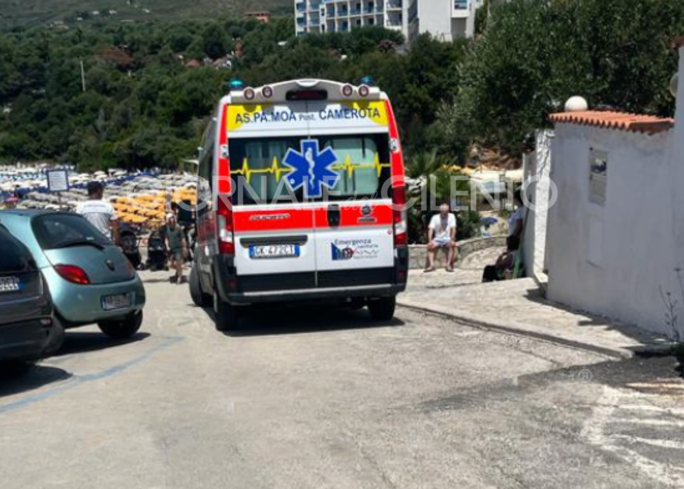 Camerota, violenta aggressione all’alba: giovane picchiato con ombrelloni e poi gettato in mare