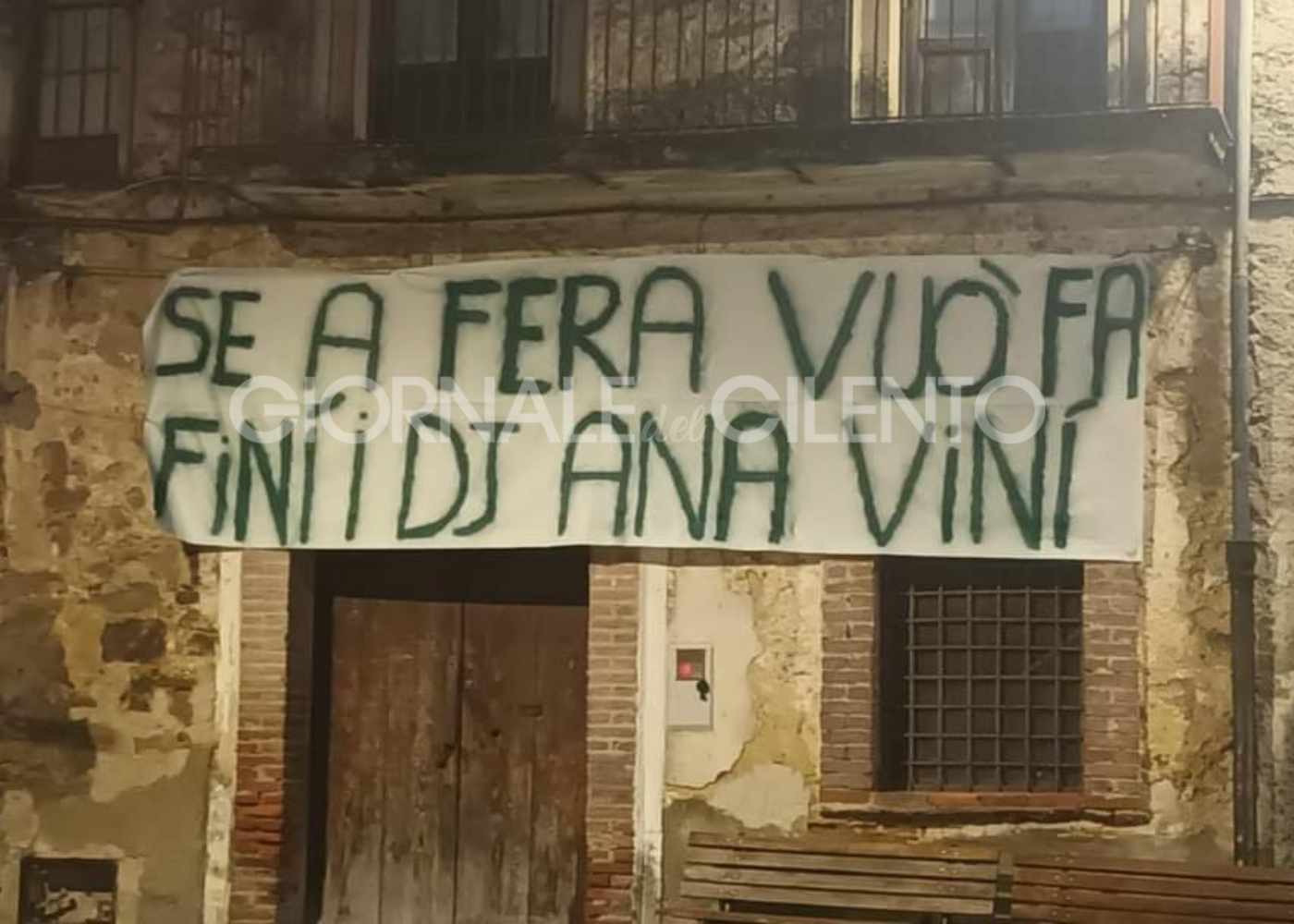 Cannalonga, striscione polemico contro i dj alla Fiera della Frecagnola: «Difendiamo la tradizione»