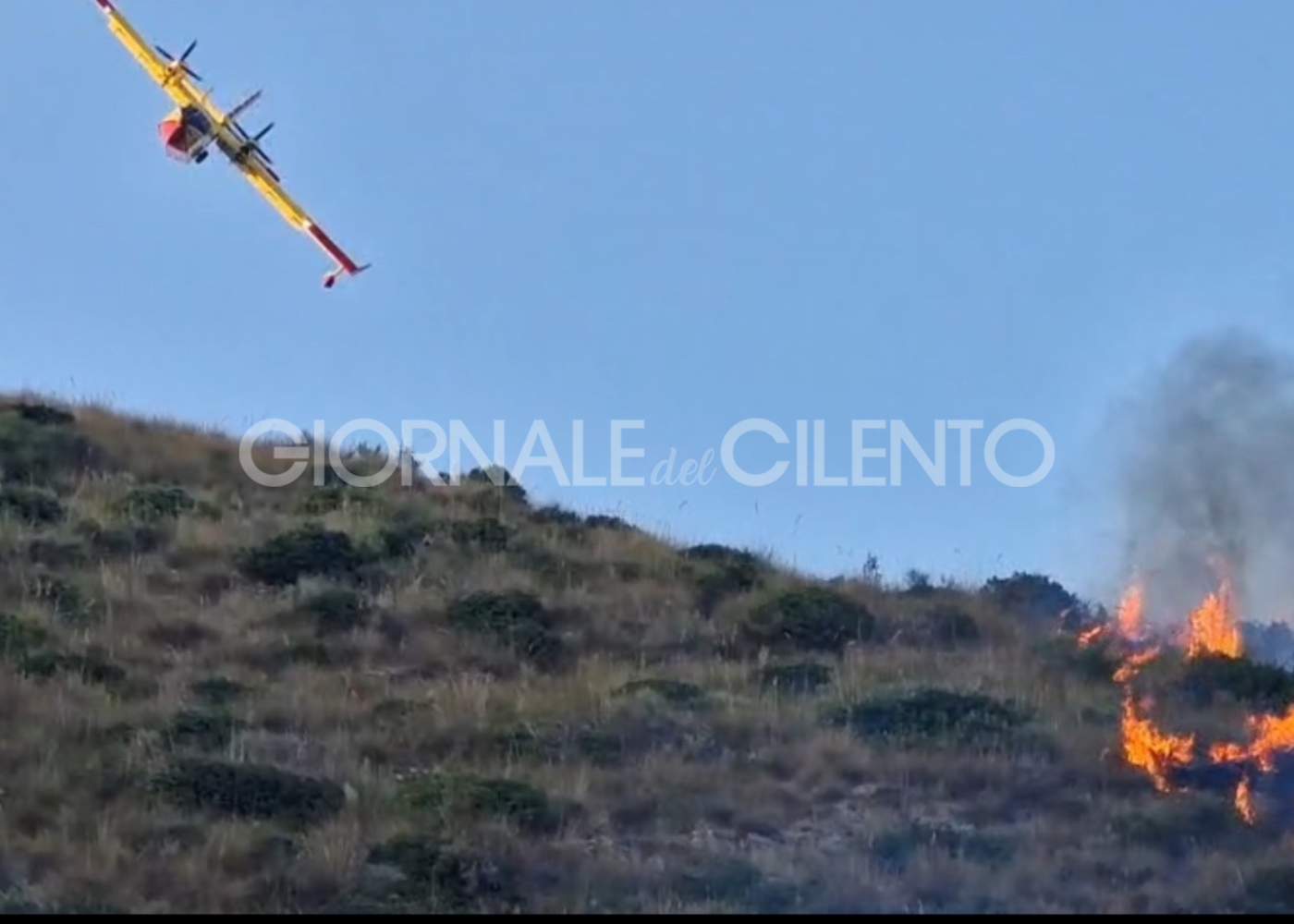 Ancora fiamme sulle colline del Cilento: canadair in azione per spegnere un rogo a Montecorice