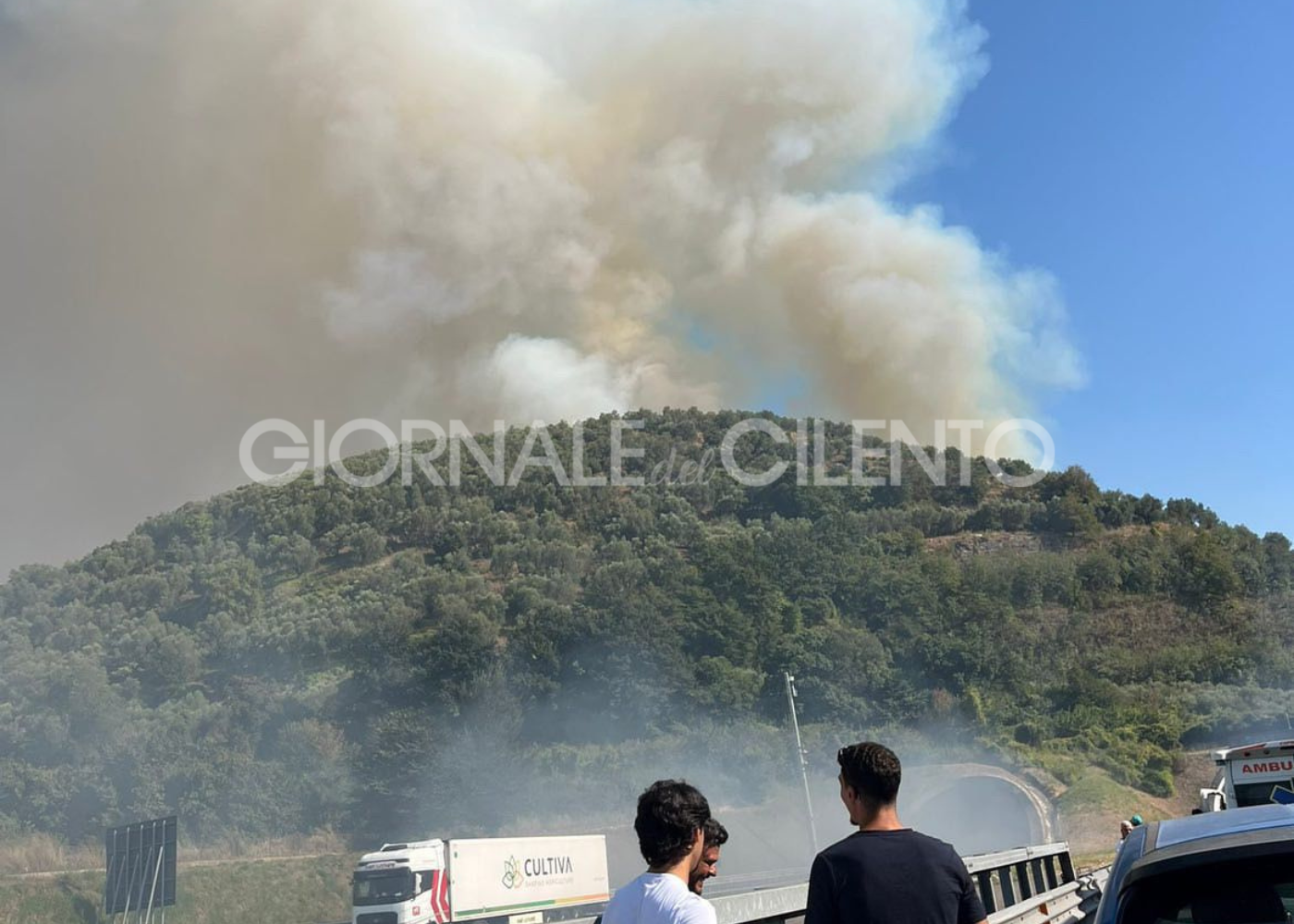 Galleria invasa da fumo su A2: automobilisti lasciano le auto e scappano a piedi