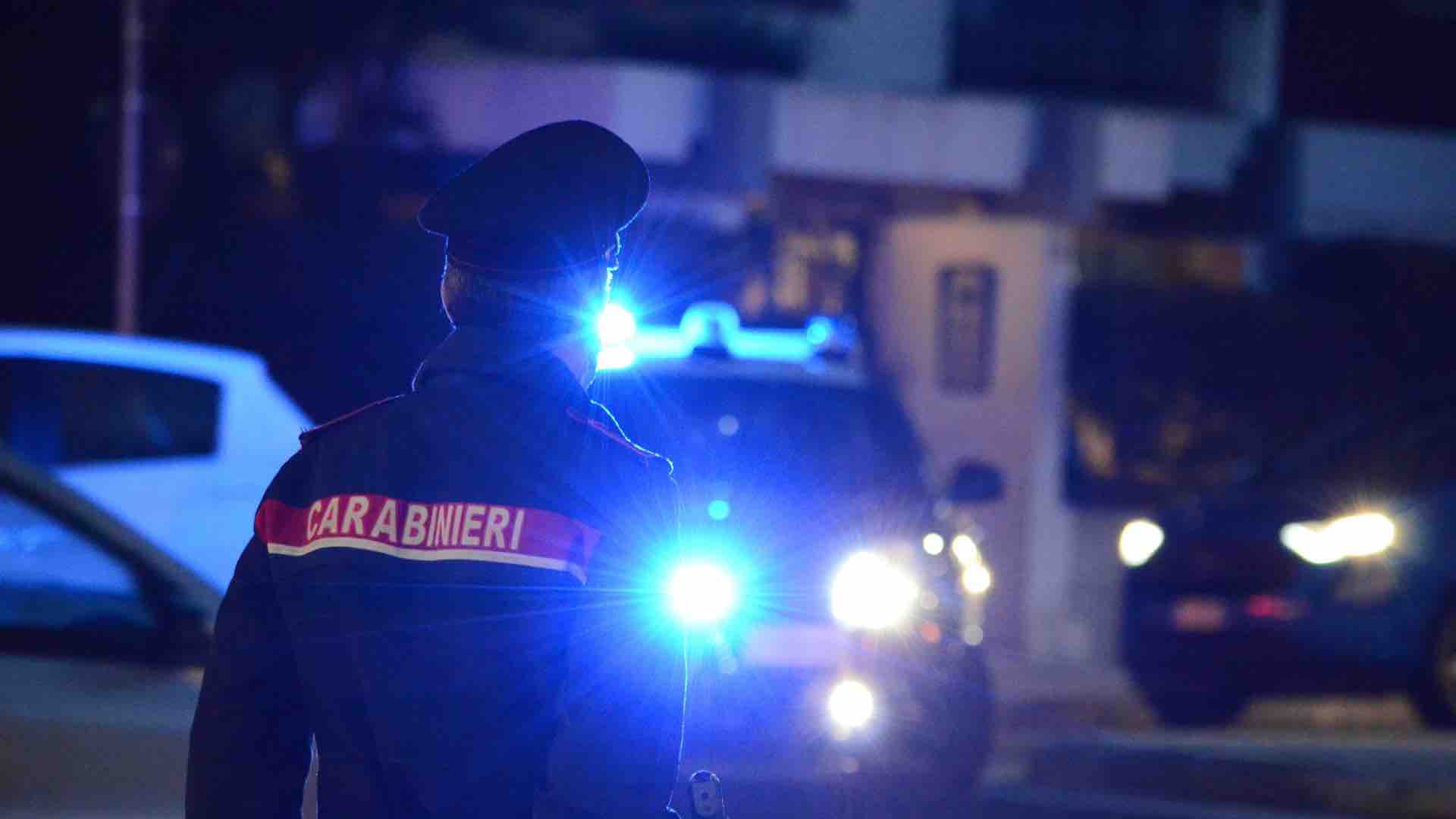 Litiga con la fidanzata, poi accoltella un 46enne che voleva difendere la donna: arrestato