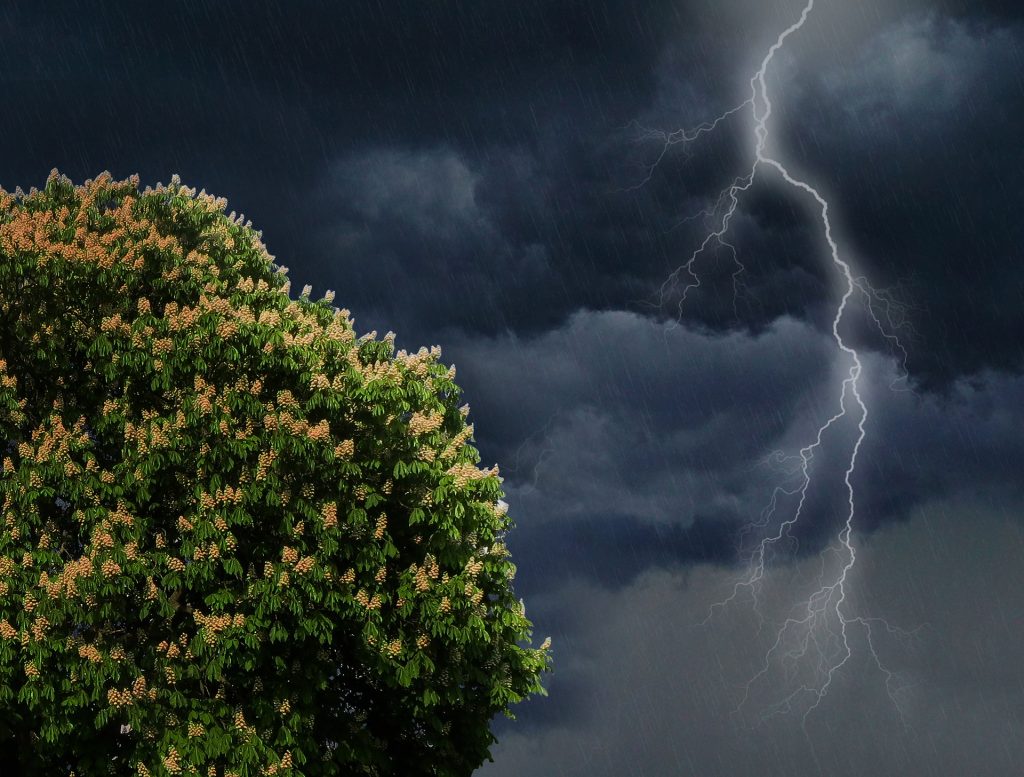 Campania, allerta meteo per la giornata di domenica: rischio temporali improvvisi