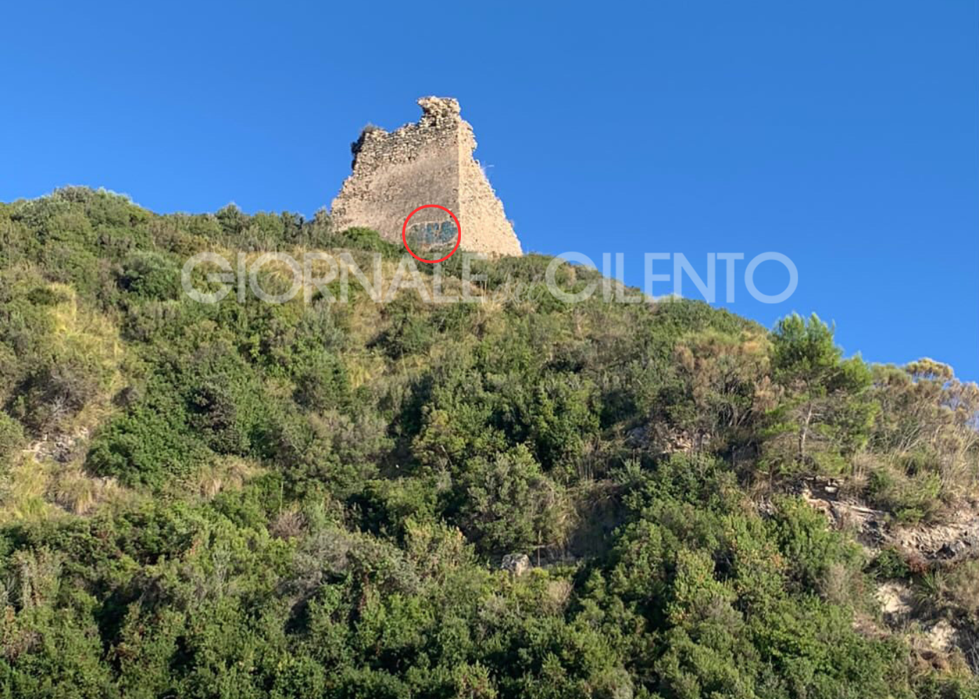 Vandalizzata la storica torre del Telegrafo di Ascea Marina: indignazione tra i residenti