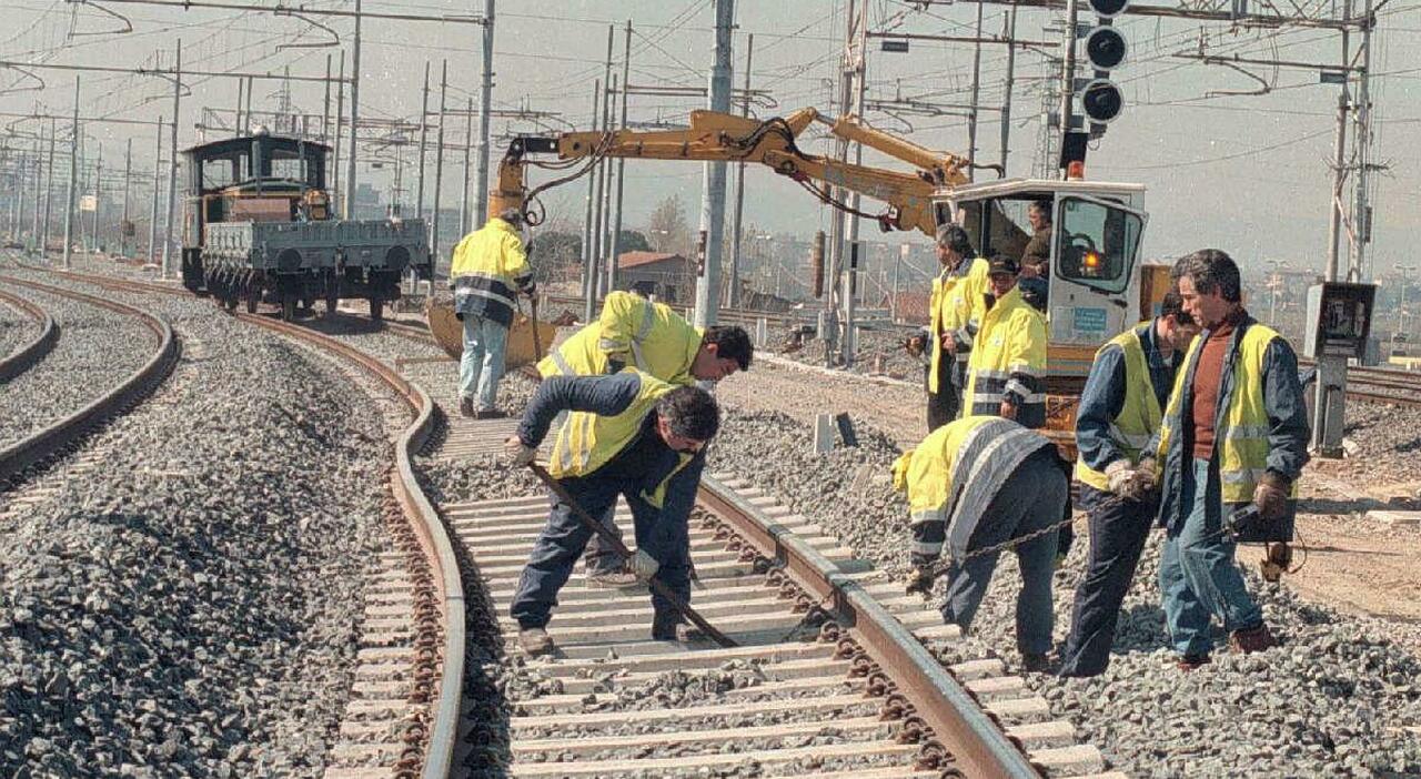 Treni, riapre a metà la linea storica Salerno-Napoli: i disagi per i pendolari non finiscono qui