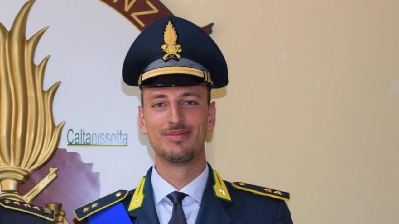 Polla, il tenente Vincenzo Tanzola assegnato al Nucleo operativo di Caltanissetta della Guardia di Finanza