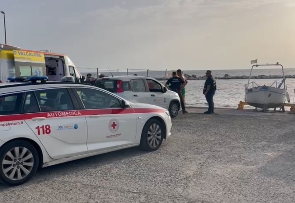 Scivola sul lungomare di Agnone Cilento, batte la testa e cade in mare: 75enne in ospedale