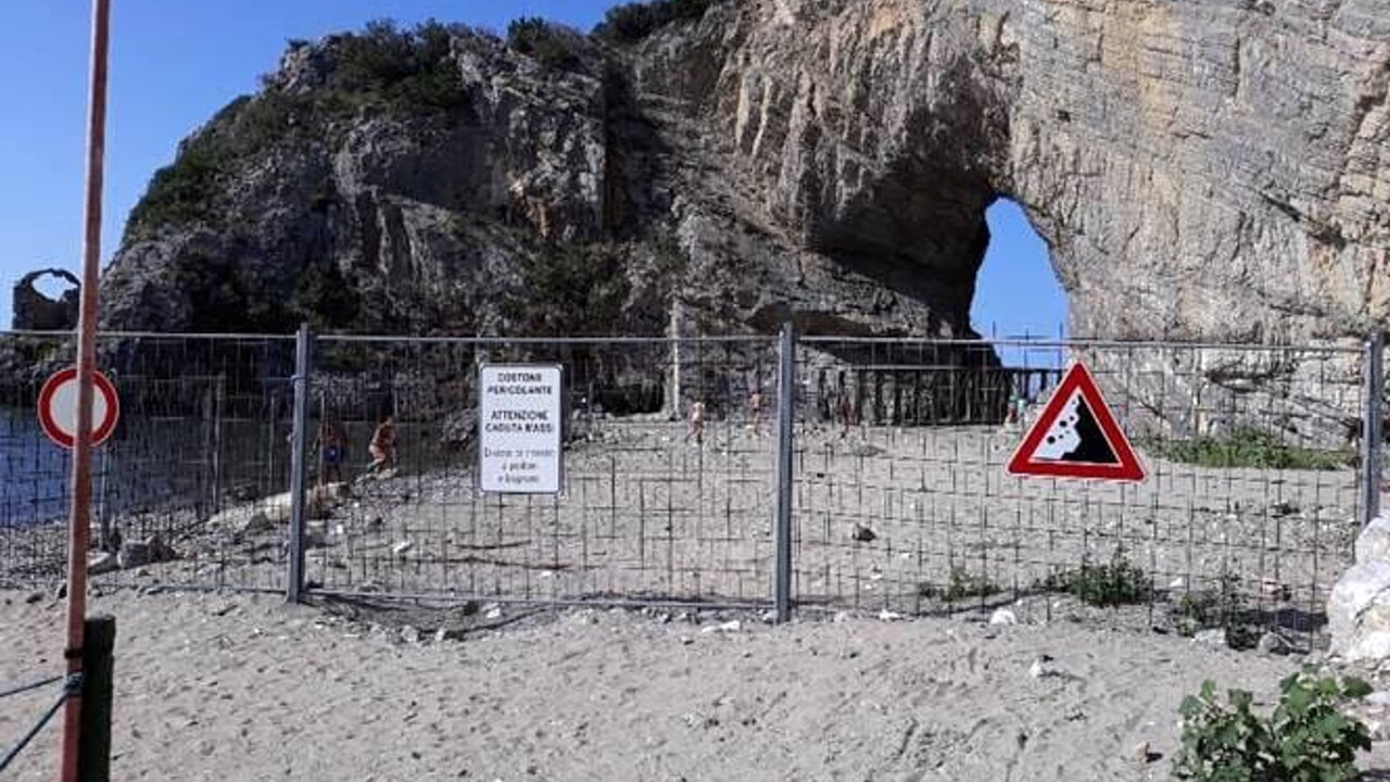 Palinuro, il muro dell’Arco naturale arriva in Procura: firmato un esposto