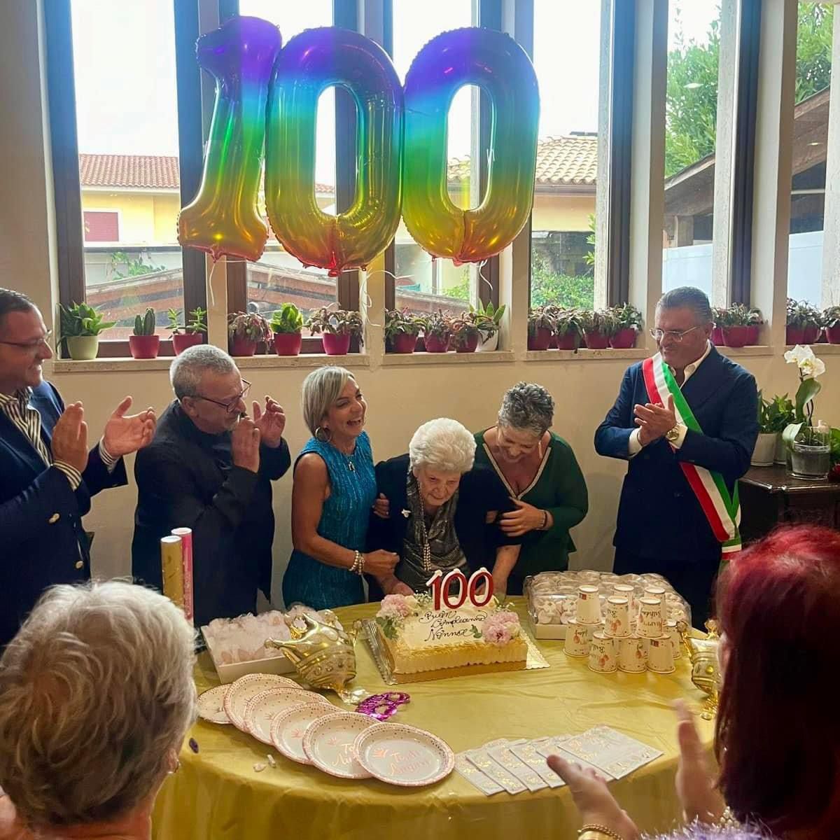 Capaccio Paestum, nonna Maria spegne 100 candeline: anche il sindaco al compleanno