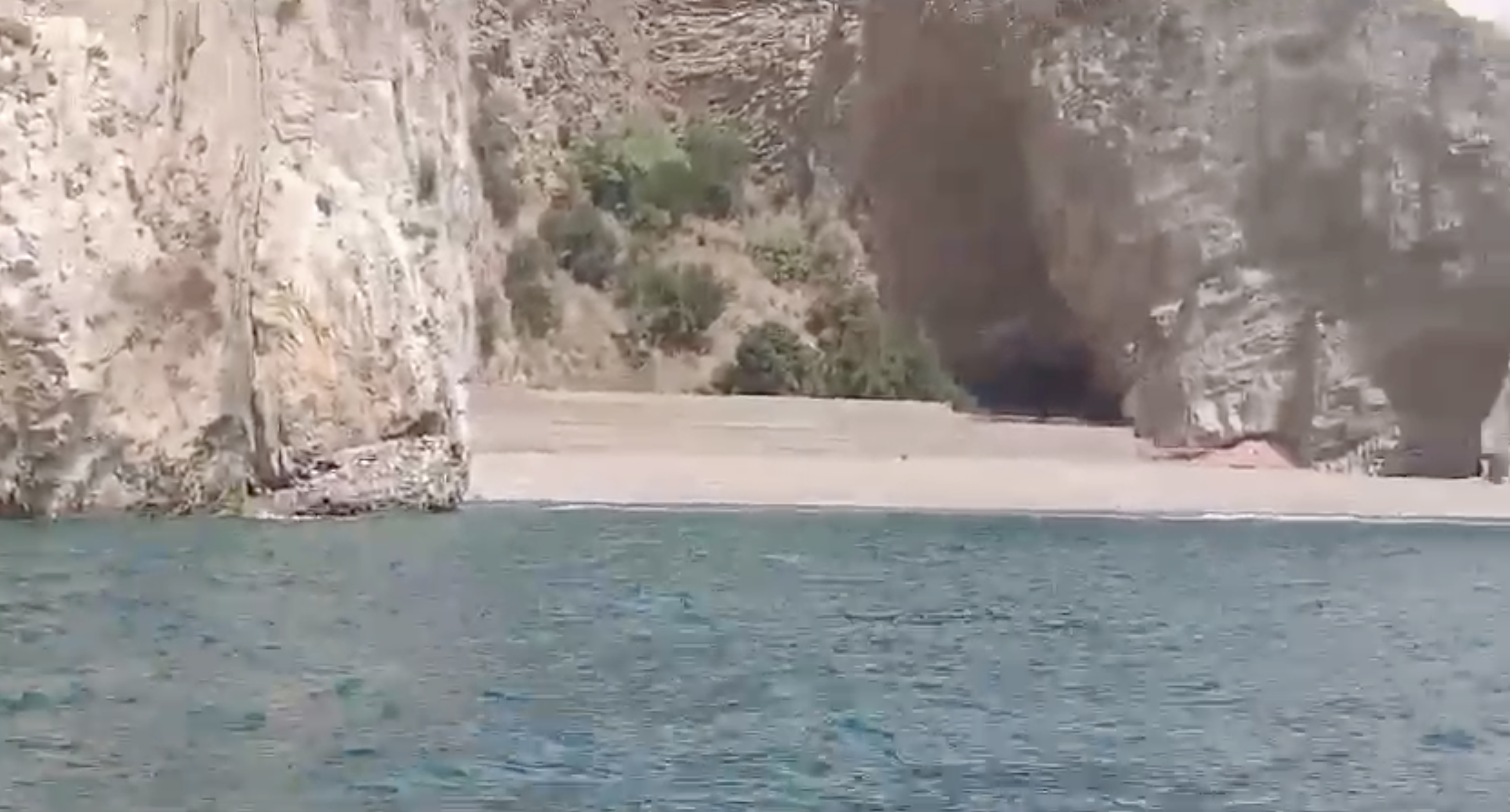 Palinuro, spunta un muro sulla spiaggia dell’Arco Naturale: «Deturpa il territorio, abbattetelo»