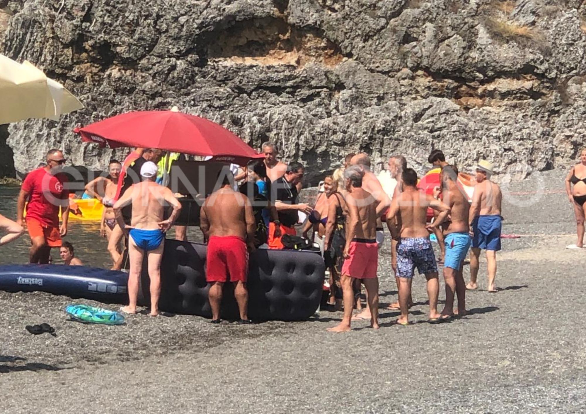 Marina di Camerota, turista di 76 anni rischia di annegare sulla spiaggia di Capogrosso: salvato