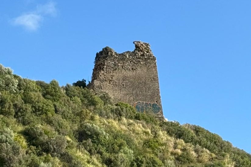 Vandalizzata la Torre del Telegrafo: gruppo politico ‘Ascea in testa’ chiede al Parco interventi urgenti