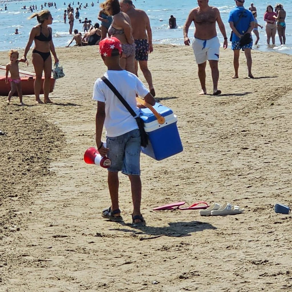 Capaccio Paestum, borsa pesante sotto il sole cocente: a soli 8 anni vende cocco in spiaggia