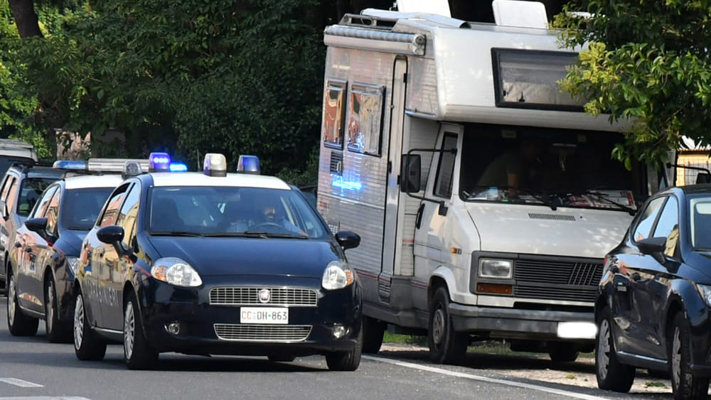 Agropoli, cinque cani rinchiusi in un camper rischiavano di morire: proprietari nei guai