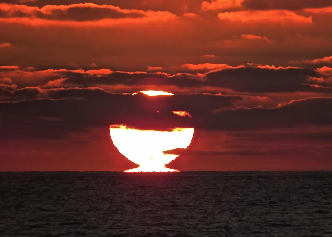 Miraggio incantevole sulla costiera cilentana: il fenomeno del sole a Omega catturato in foto