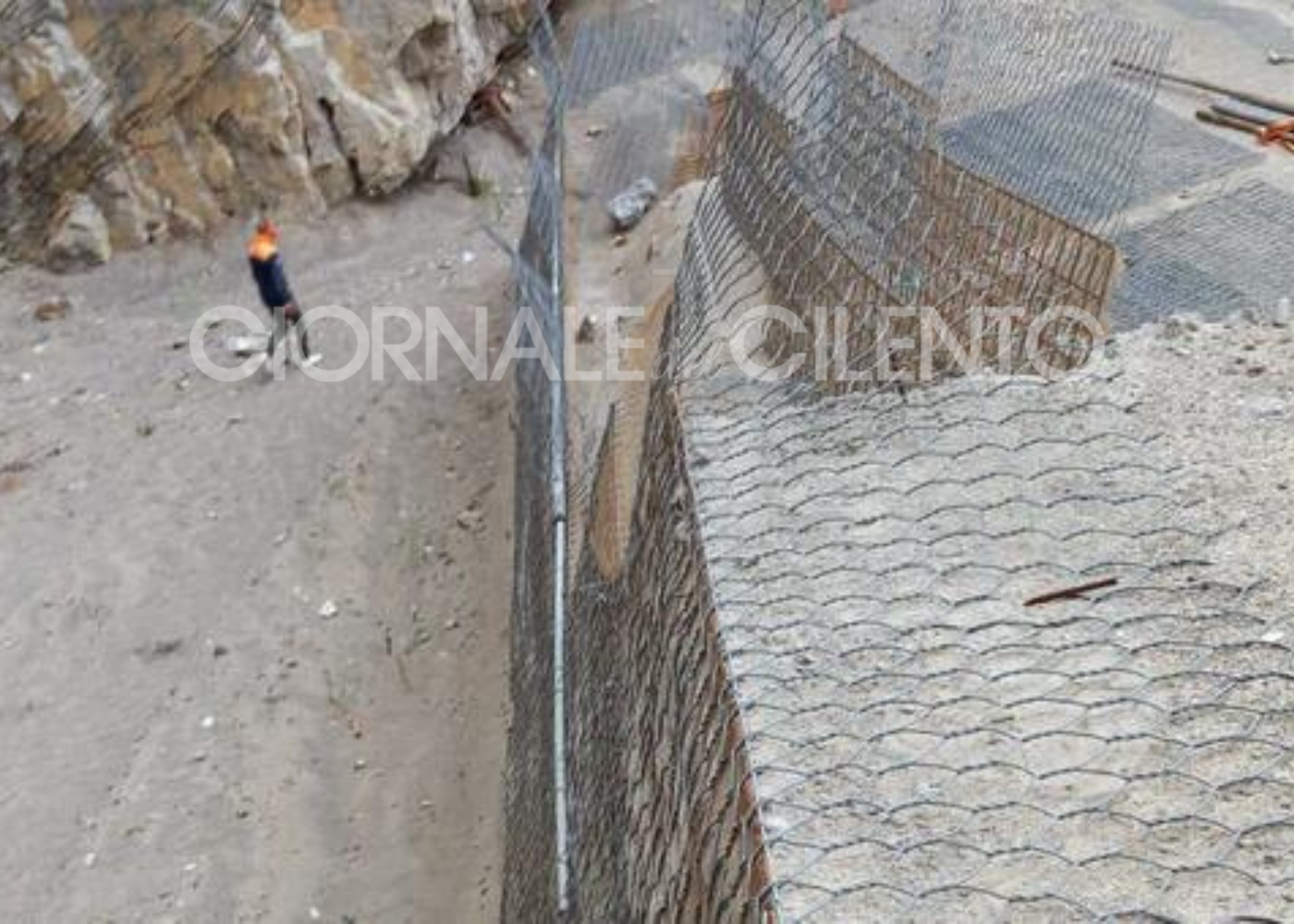 Palinuro: polemiche sul «muro della vergogna», blitz guardia costiera all’arco naturale