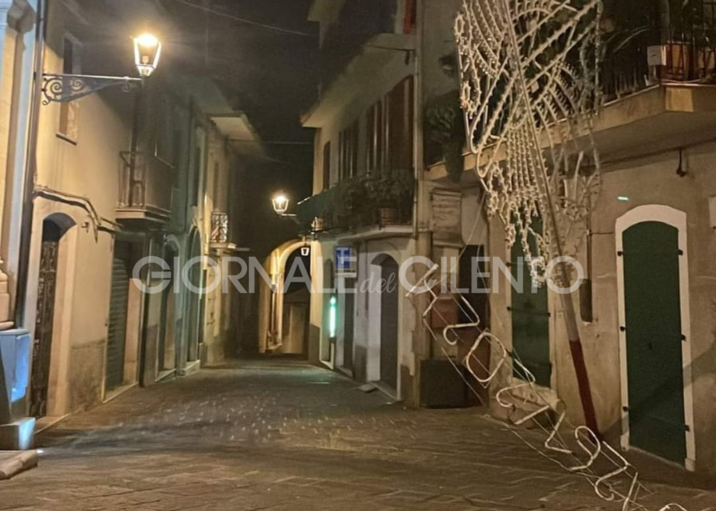 Paura in centro a Teggiano, auto colpisce palo pubblica illuminazione