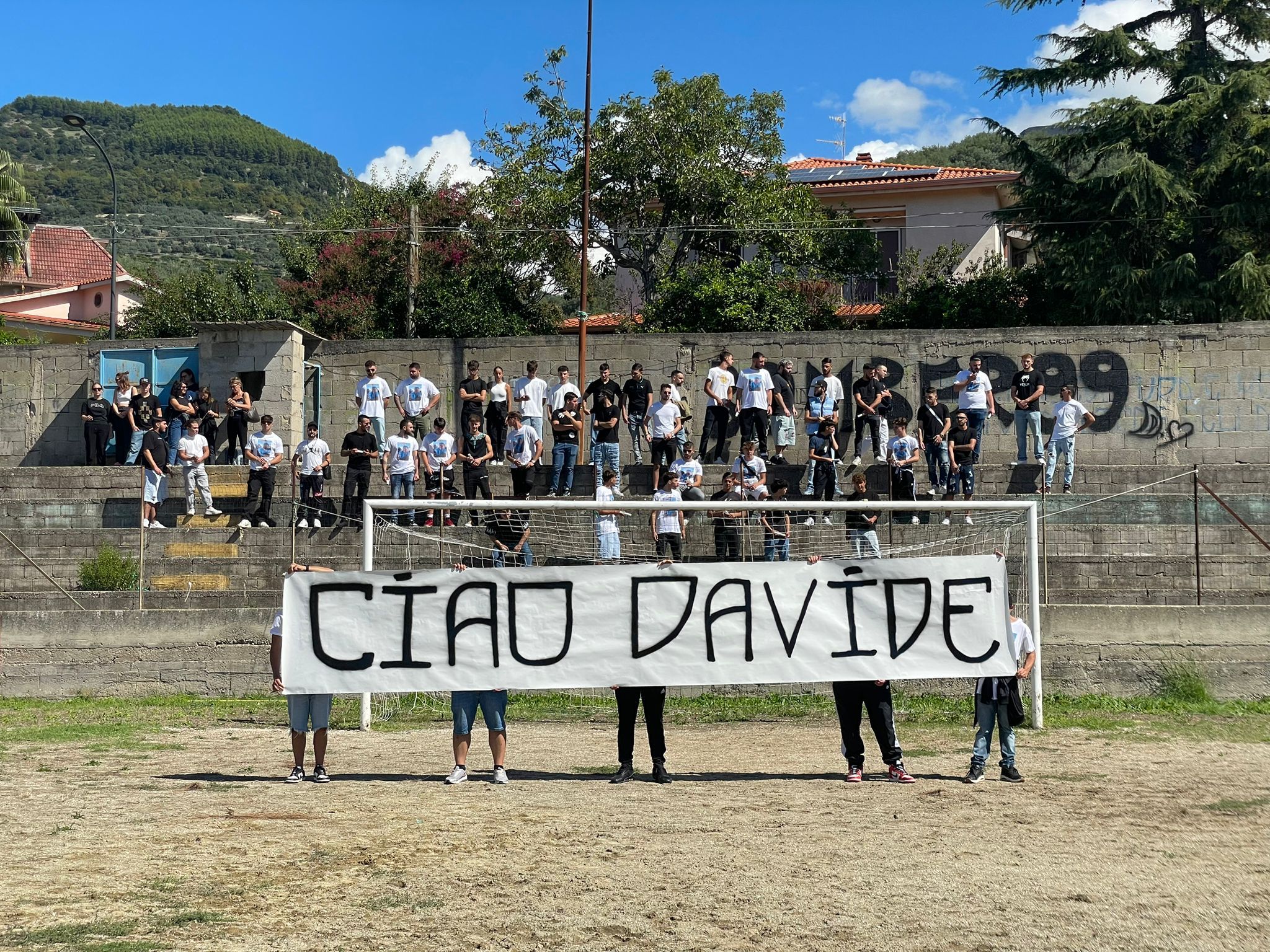 L’ultimo saluto a Davide Iannone: una comunità in lacrime per il suo «bomber»