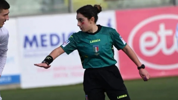 Aggredita verbalmente e fisicamente durante partita calcio: arbitro nel mirino dei facinorosi