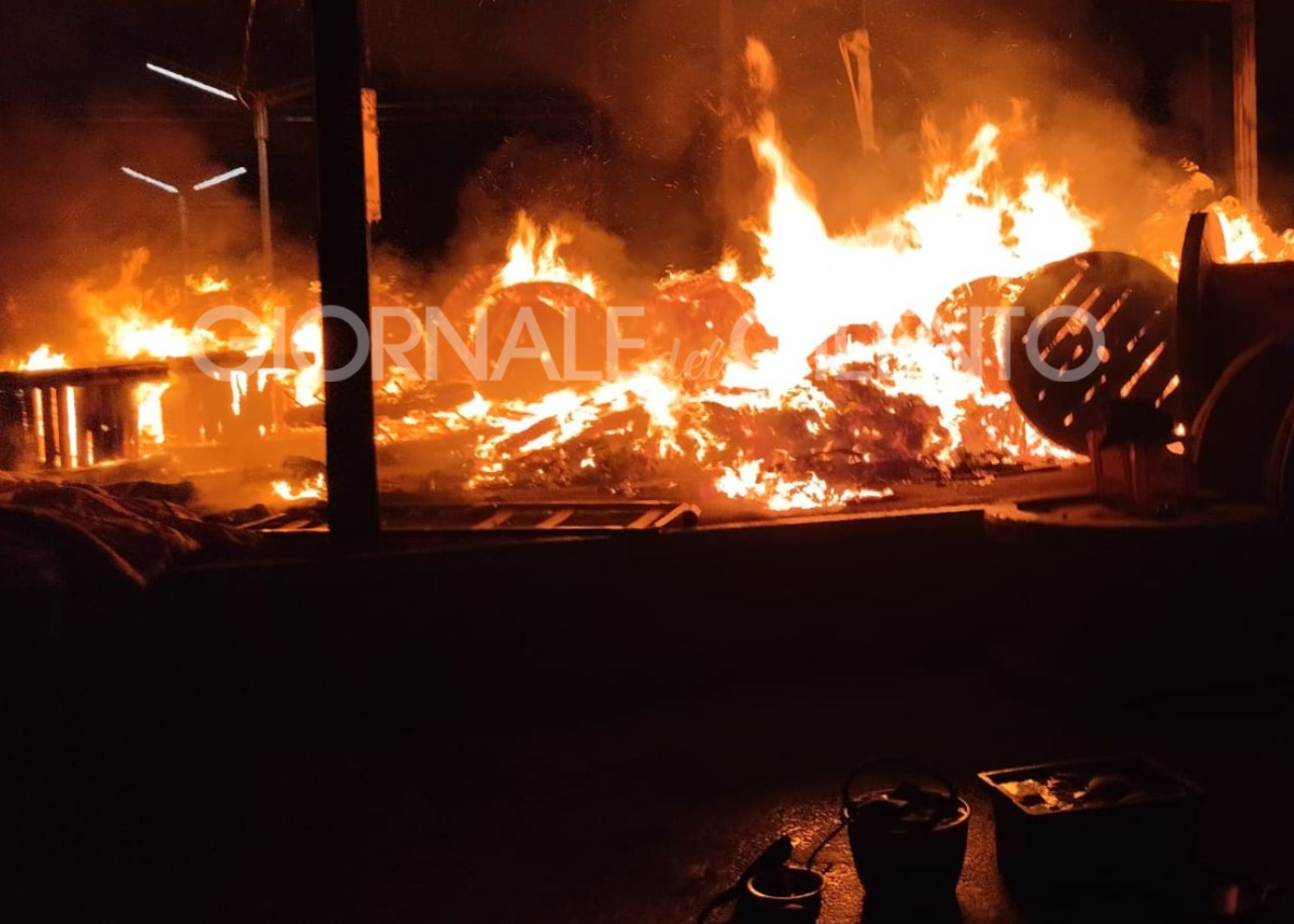 Pontecagnano, fiamme vicino alla stazione: indagini in corso