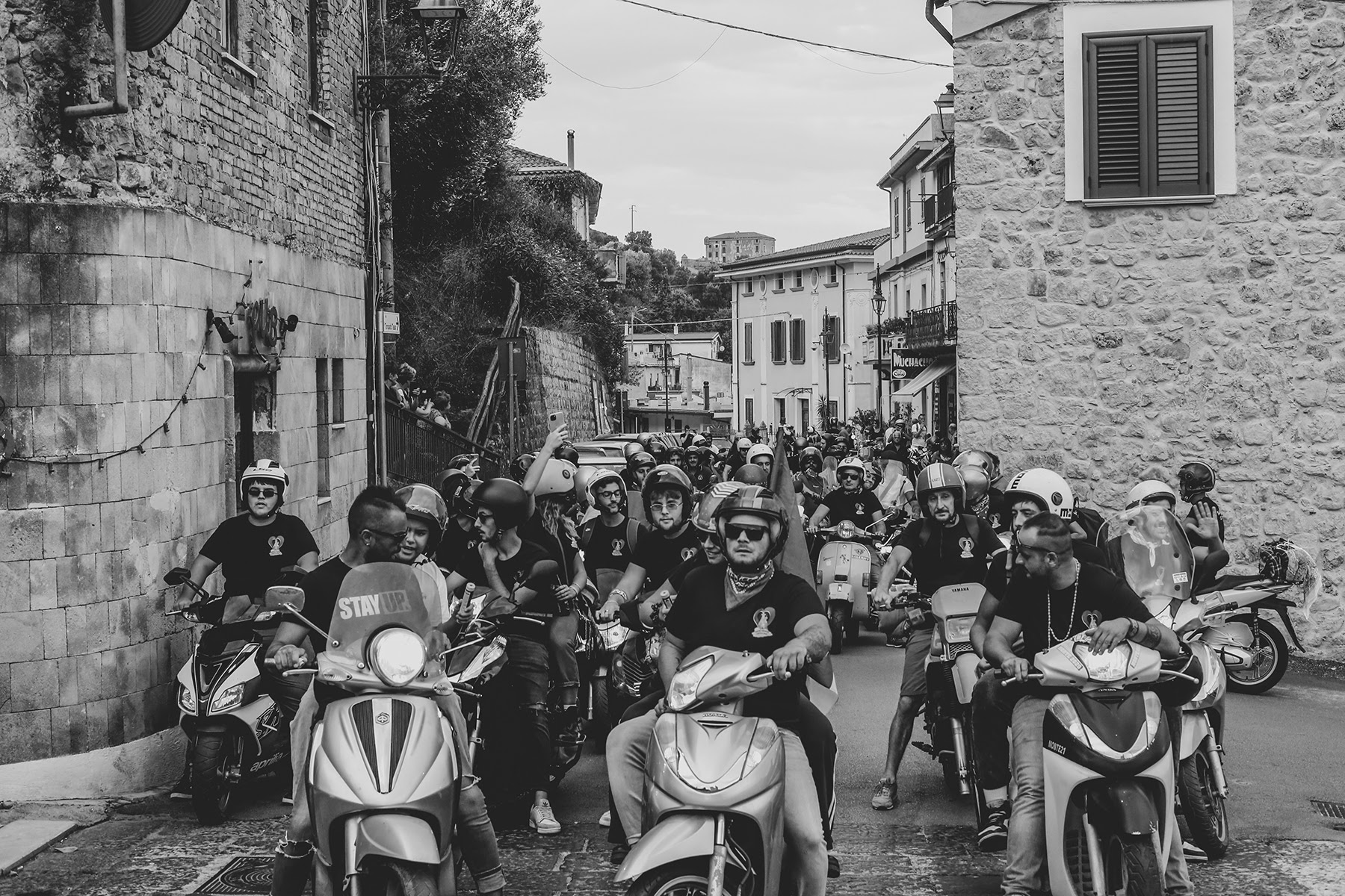 «Simo vinuti», il progetto fotografico racconta Centola e il pellegrinaggio in motorino al santuario del Gelbison