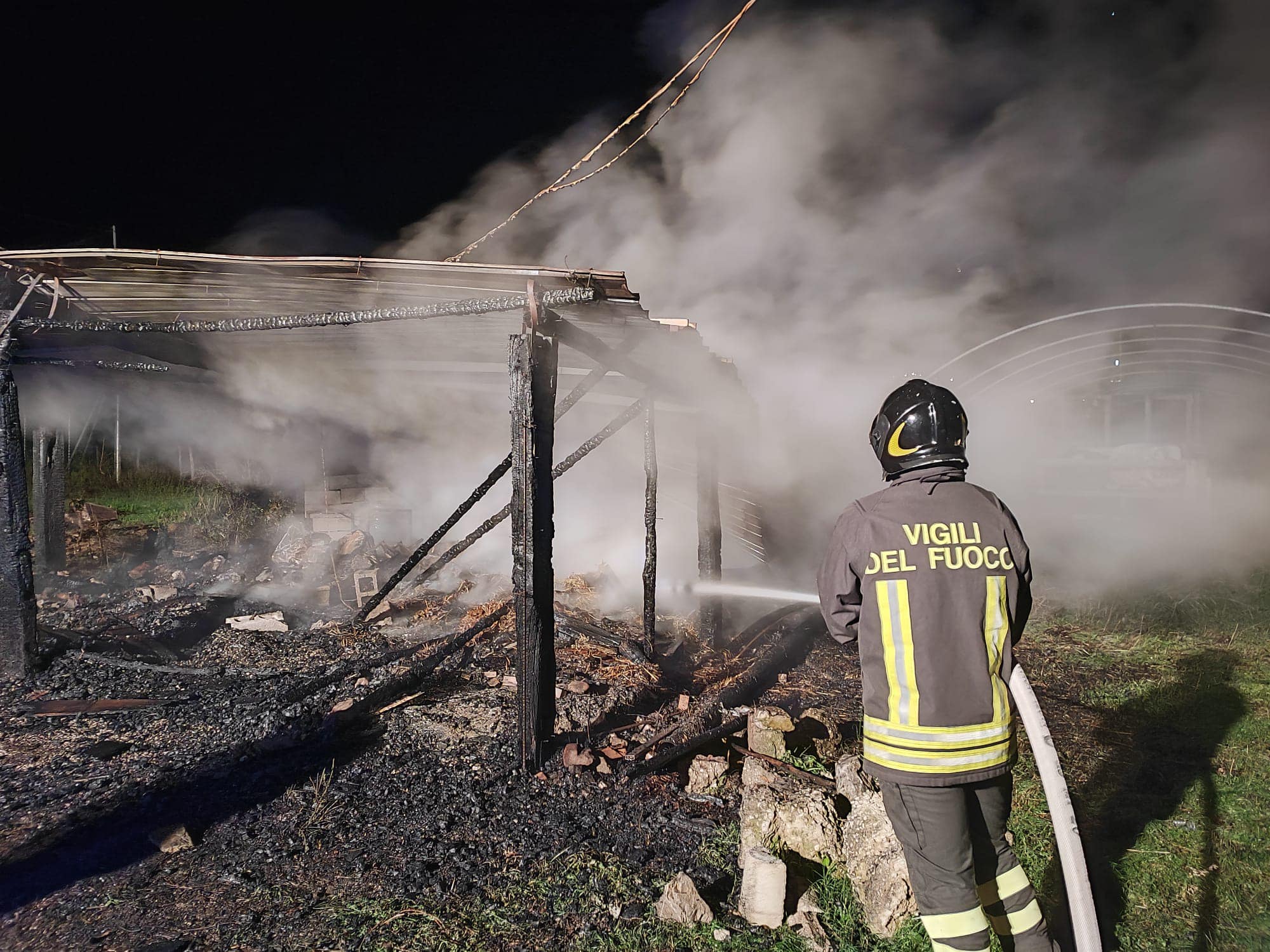 Fiamme a Stampella di Ascea, distrutto il capannone del presepe