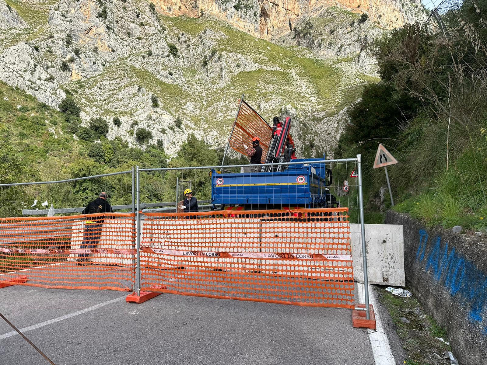 La strada Mingardina resta chiusa: «Al momento non c’è una data certa per la riapertura»