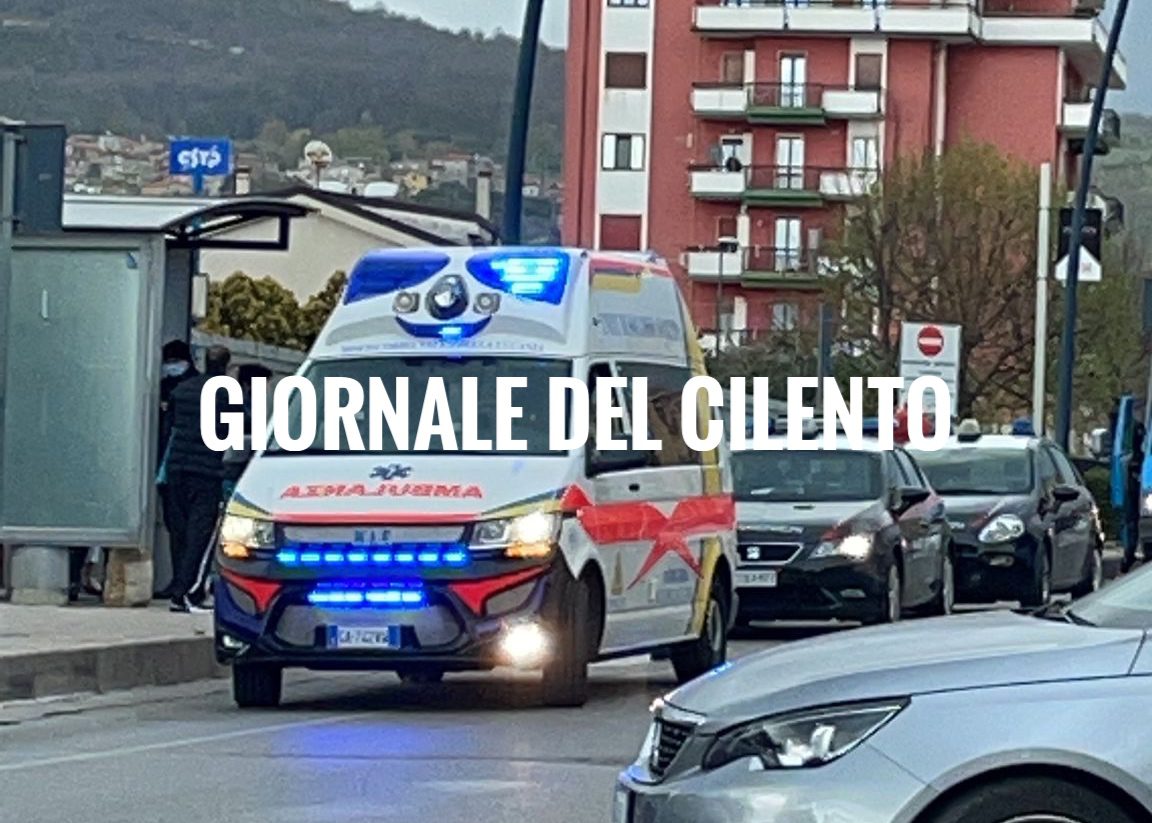 Vallo della Lucania, donna in stato confusionale tenta di imboccare la statale 18 a piedi: fermata