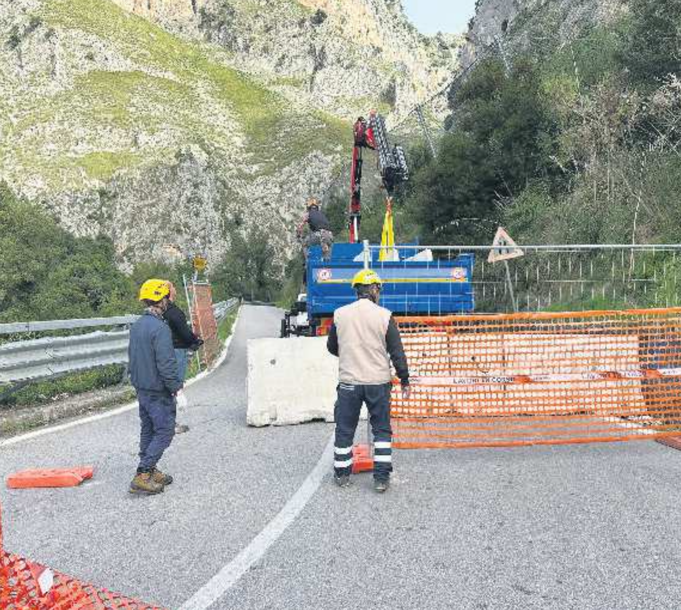 Mingardina, via ai lavori: installate le barriere di cemento. Il crono-programma dei geologi