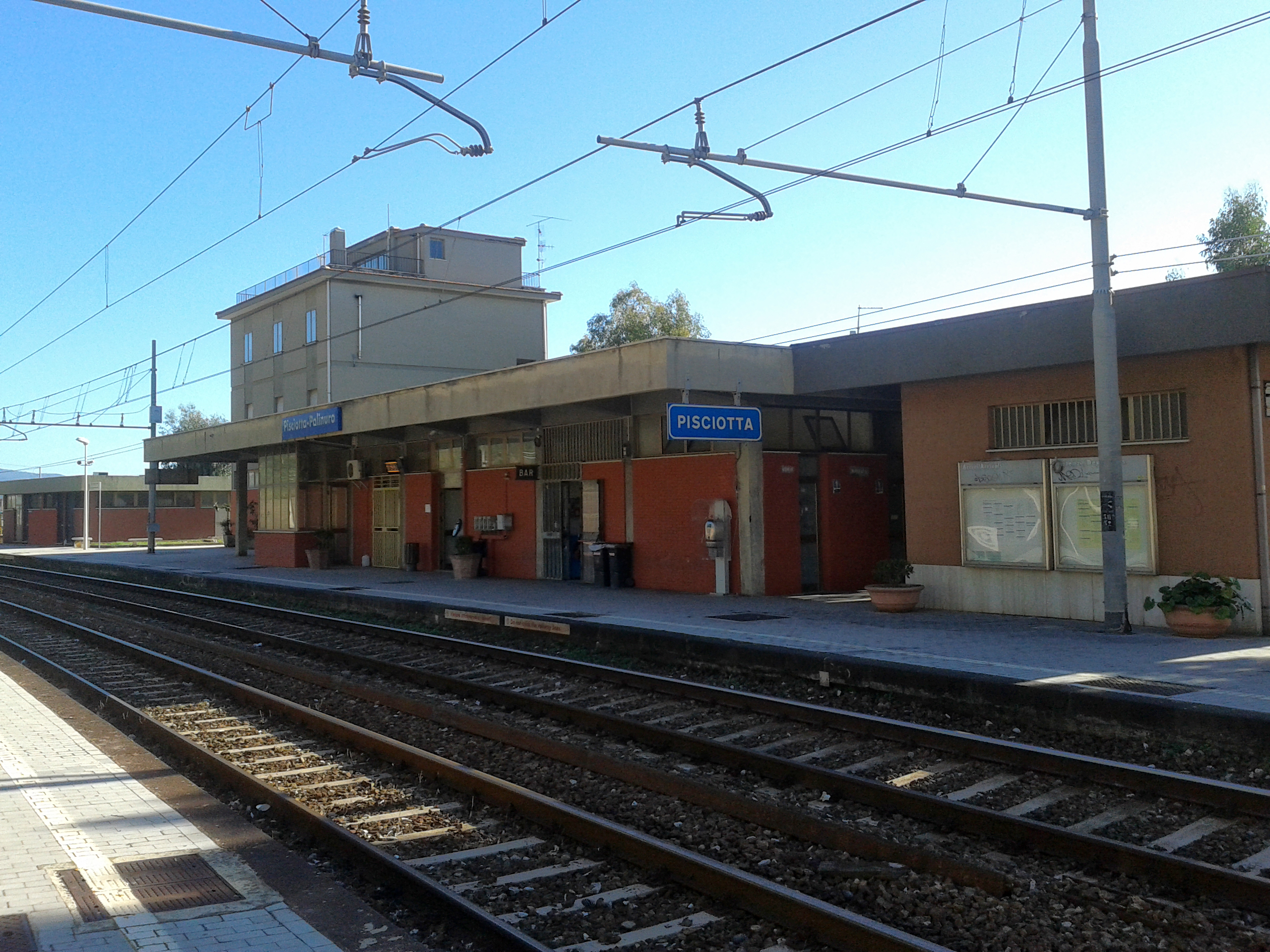 Pisciotta, tentano furto e seminano panico alla stazione: arrestati