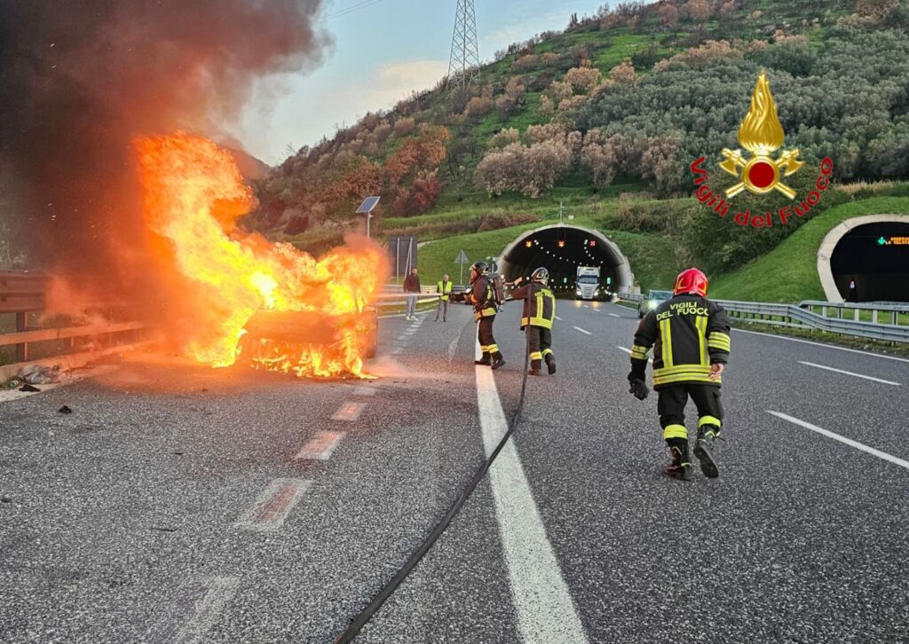 Auto in fiamme sull’A2 del Mediterraneo: Mercedes distrutta, autista illeso