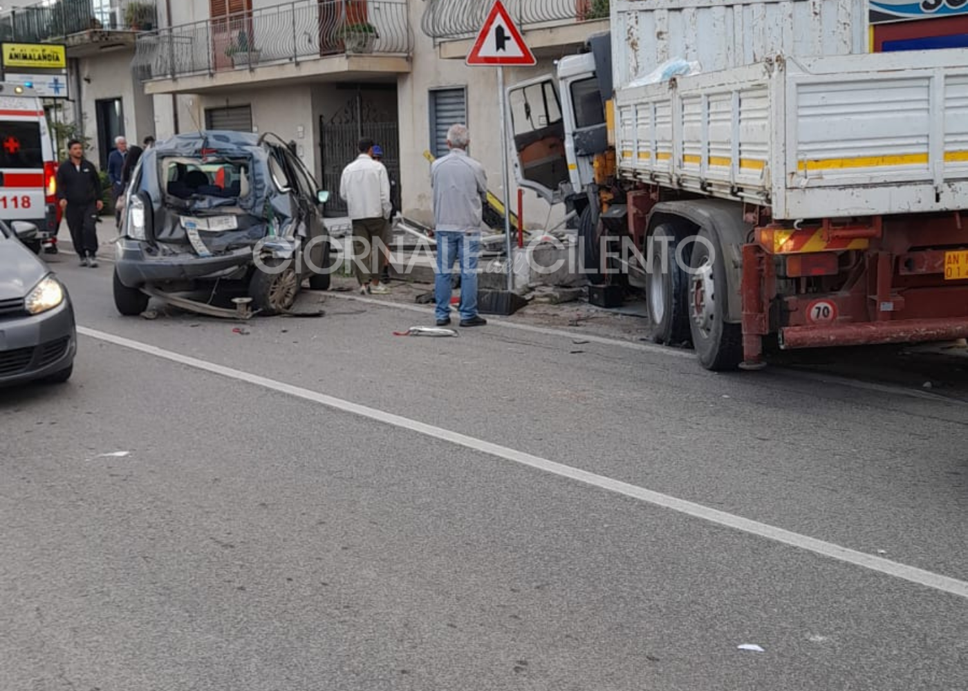 Capaccio, schianto in centro: 4 veicoli coinvolti. Due feriti