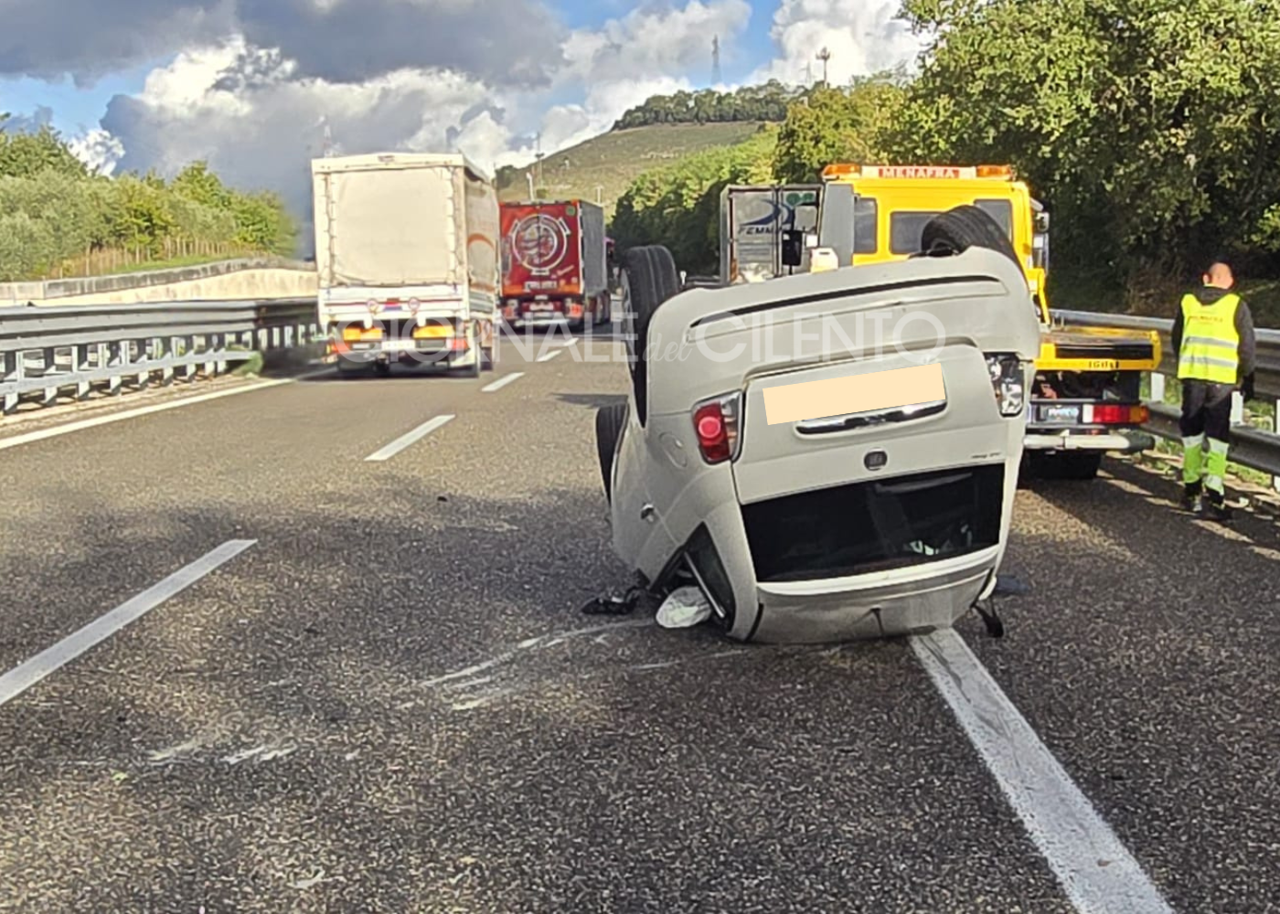 Paura sull’A2: Fiat 500 si ribalta tra Polla e Petina. Ferita una ragazza di Ascea