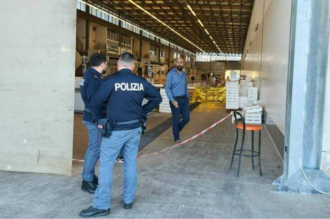 Sparatoria al mercato ittico di Salerno: due morti. Il killer si è costituito