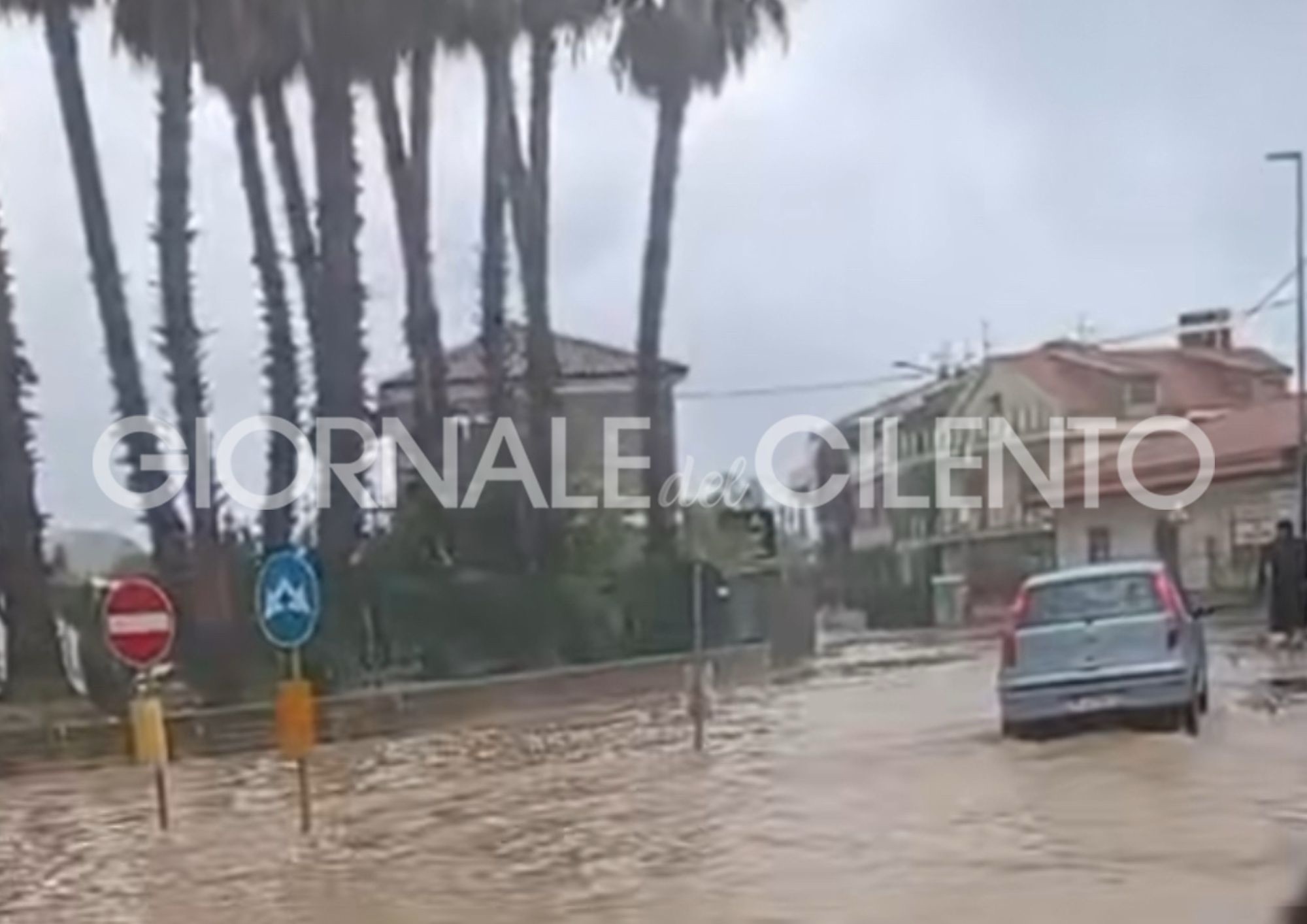 Maltempo, strade allagate ad Ascea Marina: disagi alla circolazione