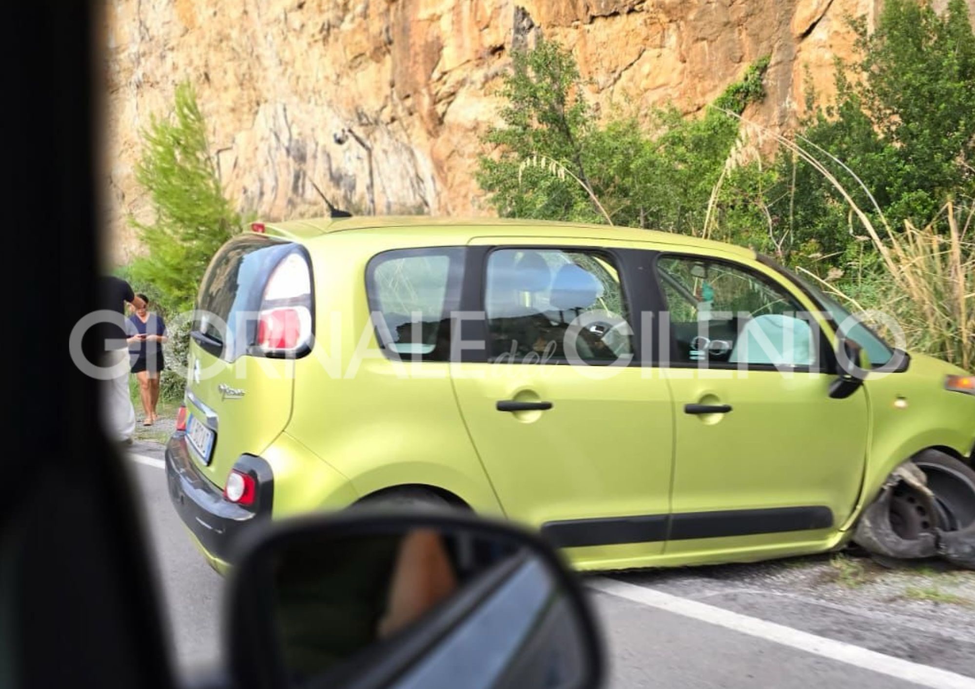 Camerota, 29enne perde il controllo dell’auto: ferita lieve