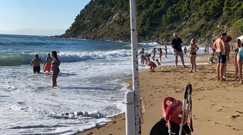 Castellabate, tragedia in spiaggia: turista muore mentre fa il bagno