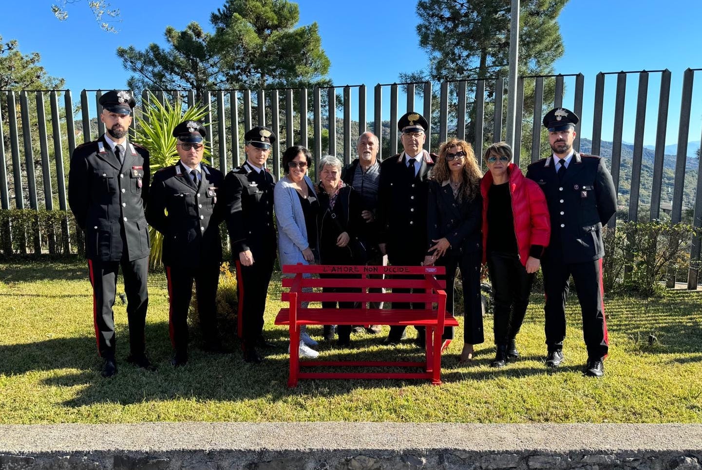 Una panchina rossa contro la violenza sulle donne: il dono degli ospiti psichiatrici della Sir ai carabinieri di Torre Orsaia